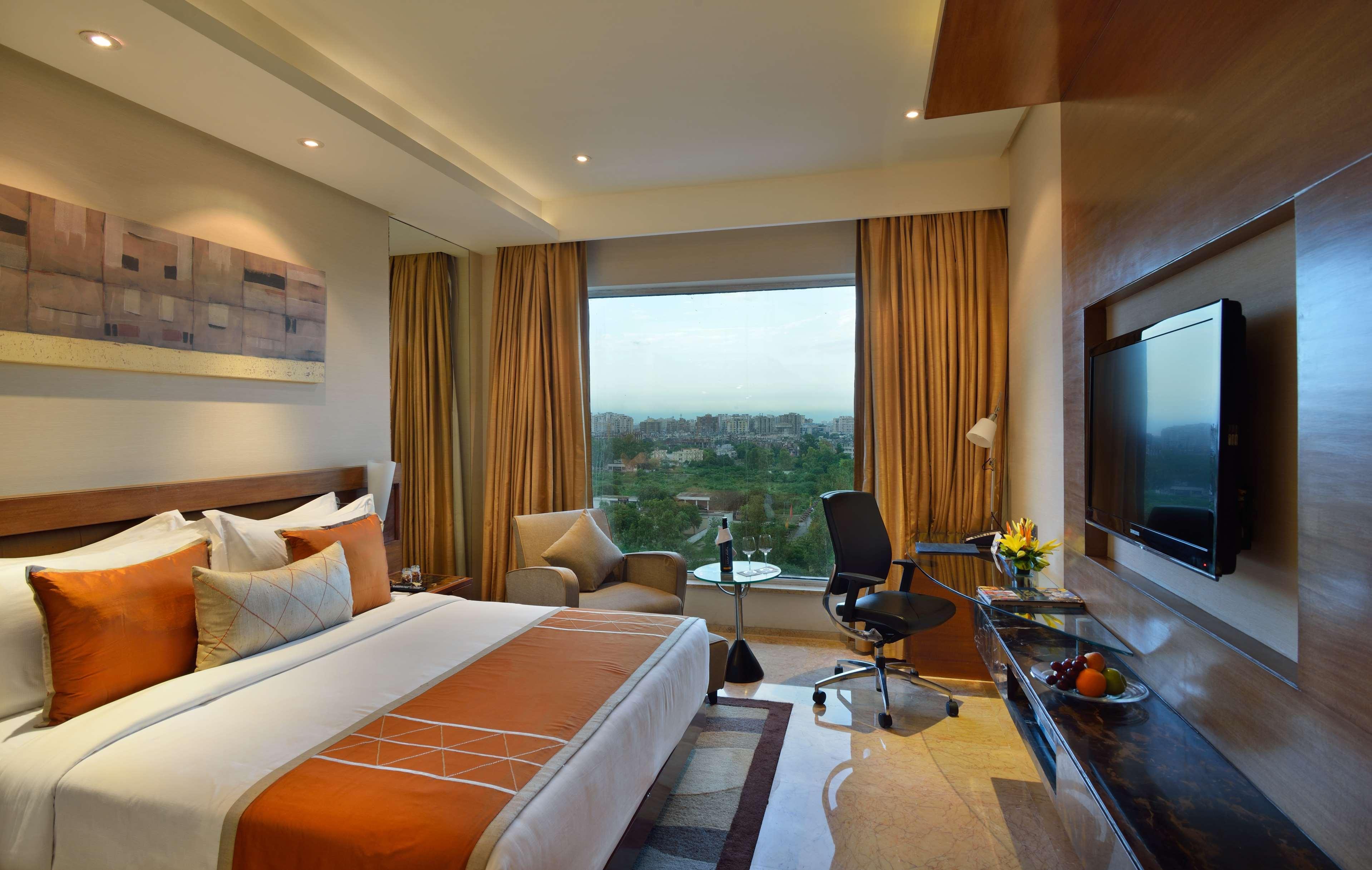 Radisson Blu Kaushambi Delhi Ncr Otel Ghaziabad Dış mekan fotoğraf